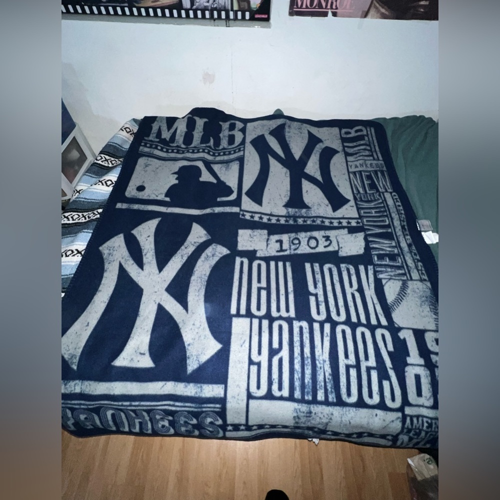 New York Yankees Hall of Fame Memorabilia Blanket -used